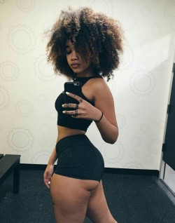 slim-thick-fit:  exoticladies1600:  love. char   SLIM THICK FIT 
