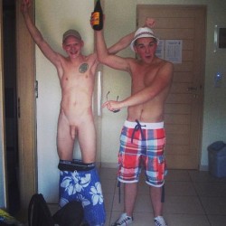 love cheeky straight lads gettin naked :)