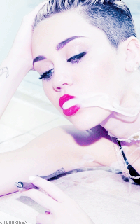 Miley Cyrus Tumblr_n7q5bowshg1sqaaz9o4_250