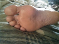Who wants to cum on her toes