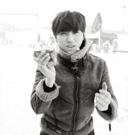 orange-sandeul:  Never seen someone so happy while holding a hot pack. 