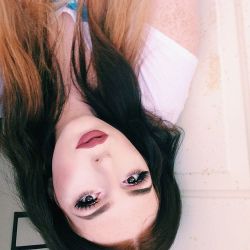 cwissi:  Are upside down selfies a thing ¿