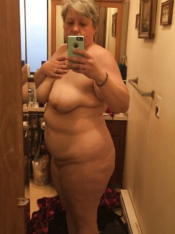 A curvy, older lady getting sexy with a selfie. This is far too rare, girls - don&rsquo;t be so shy :)