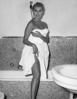 damsellover: I’m a sucker for a girl in a towel….Sophia Loren