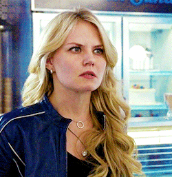 tallahasseee:  Gorgeous curly-haired 2011 Emma Swan being unfairly beautiful even when she’s mad. 