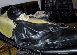 northernrubbr: drmadmax:  This boy said he liked to be in tight rubber so I put him in three sleepsacks  Sounds like a nice relaxing time 