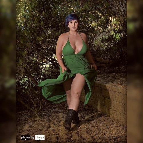 These Boots are made for walk-in’…. Model @twystedangelmodeling #greendress #twystedmodel #photosbyphelps #baltimoremodel #baltimorephotographer #imakeprettypeopleprettier   Photos By Phelps IG: @photosbyphelps I make pretty people….Prettier.™