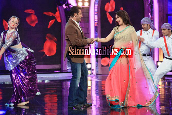 salman - ★ Salman Khan with Madhuri Dixit and Huma Qureshi on Bigg Boss 7 (December 8th 2013) ! Tumblr_mxmcbxiMin1qctnzso2_r1_1280