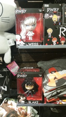 Went to Hot Topic, they had these two out on display.  Had to snag a pic for the monoqueenmy loves&hellip;&hellip;&hellip;&hellip;&hellip;&hellip;[stares at blind boxes]