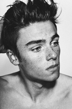 eastcoastpreppin:  hOLY FRECKLES AND EYEBROWS LOVE ME 