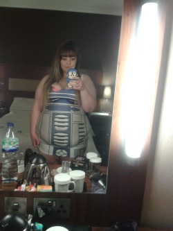 beast-bonnie-sama: Excuse all the clutter! Yes, my belly is resting on the table in the last pic.  bonnie.bigcuties.com   Wow, I&rsquo;ve never been into Starwars but this could change my mind