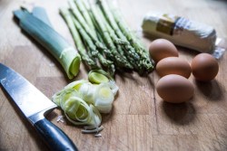 foodffs:  SCRAMBLED EGGS WITH ASPARAGUS, LEEKS, CHÈVRE AND DILLReally nice recipes. Every hour.Show me what you cooked!