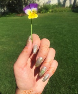 New nails 💅🏼#newclaws #glitter #coffinnails #uvgel #nails #violaflower #violaceae #nature #summervibes #henna #lovinglife #sober #shittiesthandmodel