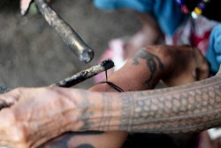 fuckyeahblackwork:  Traditional tattoo in the making, done by Whang Od “the last Kalinga tattoo artist&quot;. Kalinga, Philippines. http://pinaytraveller.com/archives/8085 