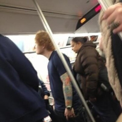  and here ladies and gentlemen you will see ed sheeran casually riding the subway to his own show 
