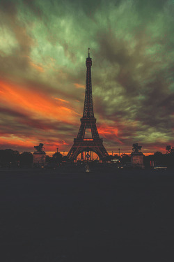 visualechoess:Burning skies in Paris  by: Alain Wallior  