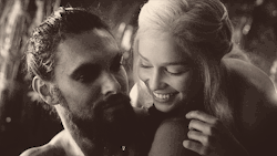 bostezarsonrisas:  takemetowonderland550: “You are the Moon of my Life. That is all I know, and all I need to know. And if this is a dream, I will kill the man who tries to wake me.” — Khal Drogo  Joder, como me encantan.