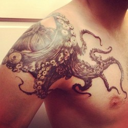 rattatattoo:  (via Octopus Tattoo Design Ideas « Tattoo Designs « Ratta Tattoo) 