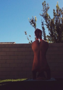 abchannahxyz:  Naked yoga strikes again. I swear I will have my headstand in a full extension down again in a week.