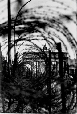 casadabiqueira:  Brandenburg Gate with Barbed Wire, Berlin. René Burri, 1961 
