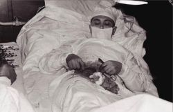 cerebrodigital:  Leonid Rógozov fue un médico ruso que participó en la sexta Expedición Antártica Soviética en 1960-1961. Era el único médico destinado en la estación Novo Lazarevskaya. Mientras estaba allí desarrolló una peritonitis que lo