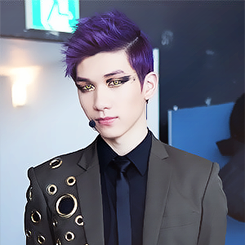 Hyuk’s (VIXX) purple hair :)