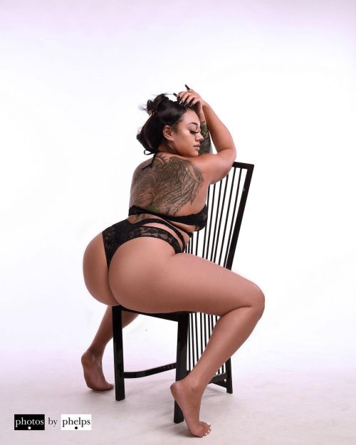It’s been 6 yrs since I last shot with Kay Marie @iamxkaymarie .. so we got a chair and  some Kake  in the chair . #photosbyphelps #bts #glamour #tattoosleeve #allnatural #imakeprettypeopleprettier  Photos By Phelps IG: @photosbyphelps I make pretty