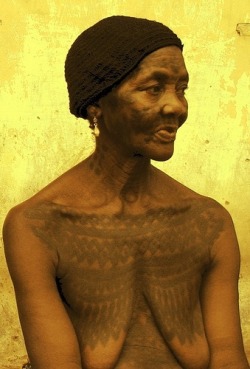 iseo58:  Holi woman and her tattoos, southern Benin 