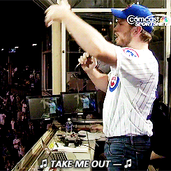 doona-baes:  Chris Pratt at Chicago Cubs game on September 3, 2014. [x] 