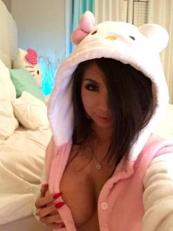 selfieasiangirl:  Peek-a-boo cutie Asian girl selfie - @lexivixi  LexiVixihttps://instagram.com/xoxtrinixox/https://twitter.com/lexivixi