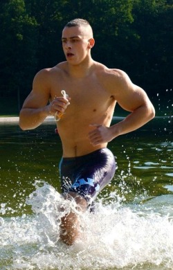 jockbrad:   swimmers, wrestlers, football players … singlets, jockstraps, speedos and spandex! http://jockbrad.tumblr.com/ 