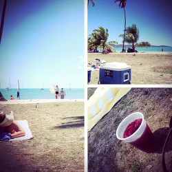 Sol, playa, arena y un buen vaso de sangria! ☀#sun #such #is #life #beach #isla #del #encanto #puertorico #boqueron  (en Balneario de Boquerón)