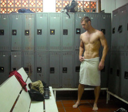 2hot2bstr8:  drop the towel dude….. HOTTIE♡ 