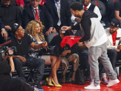aintnojigga:   Gentleman Drake serving drinks to Jay-Z and Beyonce courtside at the NBA All Star game. He knows how to behave when in the face of royalty, lol.     oh wow