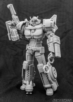 azimvenksta:Part 1:Some detailed photos showing off my Strongarm statue.  I had her on display last month at TFCon chicago. If you missed the show, heres your chance to see here in detail.  