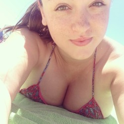 Relaxing in my backyard âœŒï¸ðŸŒ´ #beach #tanning #soakingupsomesun #hollywoodfl #hollywoodbeachfl #freckles #greeneyesm 