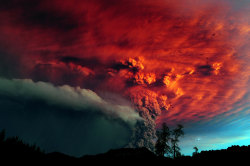 moshturbate:sixpenceee:  Volcanic ash being hit by sunset. This is Volcán Puyehue, in Chile.  Wow