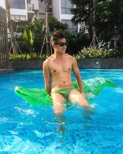 erubinz:What’s a pool party without my speedos? Oh… Matching with the alligator! Thanks to Mr Alligator for biting my big fat tummy divided into 8pcs small tummies!!! Thanks @misshoneylee for invitinggggg! #poolparty #summer #alligator #speedos #sgboy