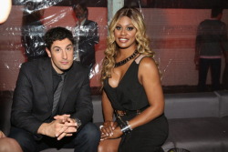 failuree-by-design:  finch: laverne cox poses with a fan, oitnb mexico premiere july 17, 2014   do people not realize that this is larry bloom, aka jason biggs and he actually is in OITNB…lmao so no laverne isn’t posing with a fan… nice try 
