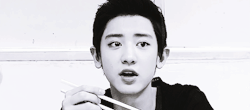  Expressive Chanyeol when he’s eating 