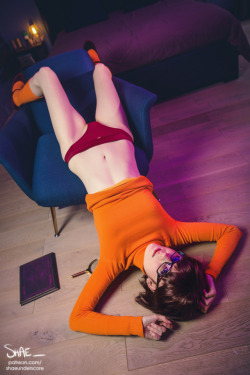 hotcosplaychicks:  Velma : Jinkies by ShaeUnderscore Check out http://hotcosplaychicks.tumblr.com for more awesome cosplaySponsored: Get ū off a GeekFuel monthly box on us! http://hotcosplaychicks.tumblr.com/geekfuel