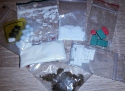 drogengefickt:  Different Benzos ☆ Speed ☆ Bolivian Cocaine Sample ☆ XTC’s ☆ Xanax Bars ☆ Amnesia Haze