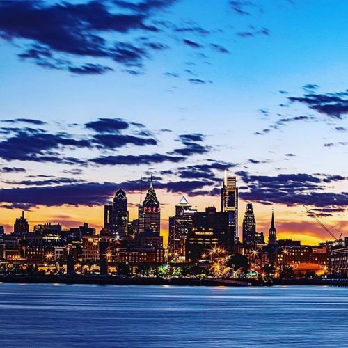 City skyline and Sunsets in the city of brotherly love.  #newbegginings #philadelphiaskyline #philadelphia #freshstarts #honorthepastcreatethefuture  https://www.instagram.com/p/CEZHLgLn5jjj0j0MWb9PAYTzu04GRn7VVPv0zI0/?igshid=rptf3i5dkni9