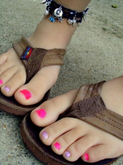 rainbowflipflopgirls:  Beautiful toes in her cute Rainbows.
