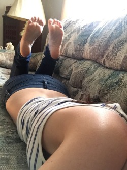 wvfootfetish:  lollipopsuckergirl:  Nap time with my ugly couch 😂 -Blaze Toxica  Gorgeous soles
