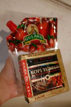Free half kilo sugar with five packets of instant coffee. It also includes five packets of sugar.