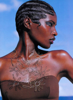 darkskyn:  Dark skin model of the weekModel   Kiara Kabukuru  Born   July 31, 1975 in Kampala, UgandaDue to political unrest in Uganda, she and her family were welcomed as refugees and settled in California where she was discovered at the age of 16. Ford