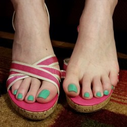 ohmandy56:  Feet on shoes #greentoes #barefoot #footfetish