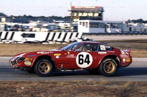 frenchcurious:Elliot Forbes-Robinson au volant (Ferrari 365 GTB/4 Daytona #14437) secondé par Paul Newman &amp; Milt Minter aux 24 Heures de Daytona 1977. - © ISC / Getty. - source Carros e Pilotos.