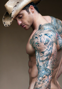 traveladdict227:  Gary Taylor is just all kinds of hot, everything about that body is smokin’